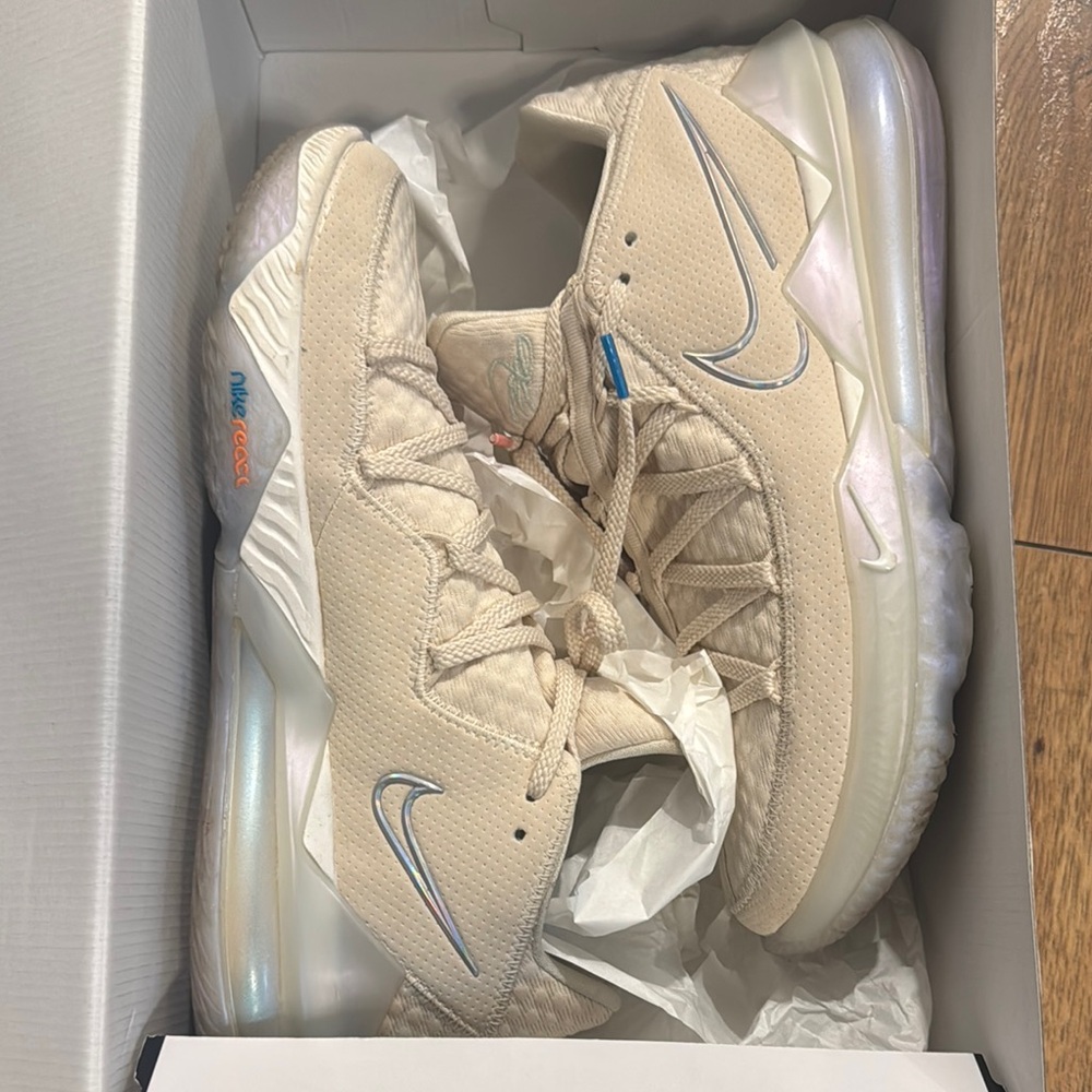 Nike LeBron 7 lows Cream Sneakers with Silver Details